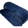 Designová lavice Bardot v sametové látce Adore Indigo. Tmavě modrý odstín dodá interiéru sofistikovanost a klidnou eleganci.